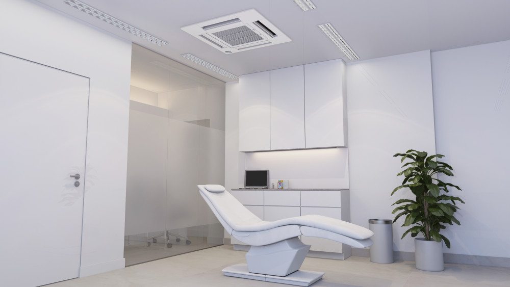 Aire acondicionado de casete de techo instalado en una sala médica