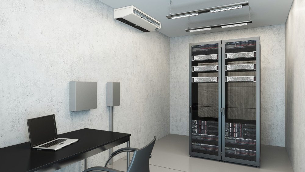 Unidad de aire acondicionado debajo del techo instalada en una sala de servidores
